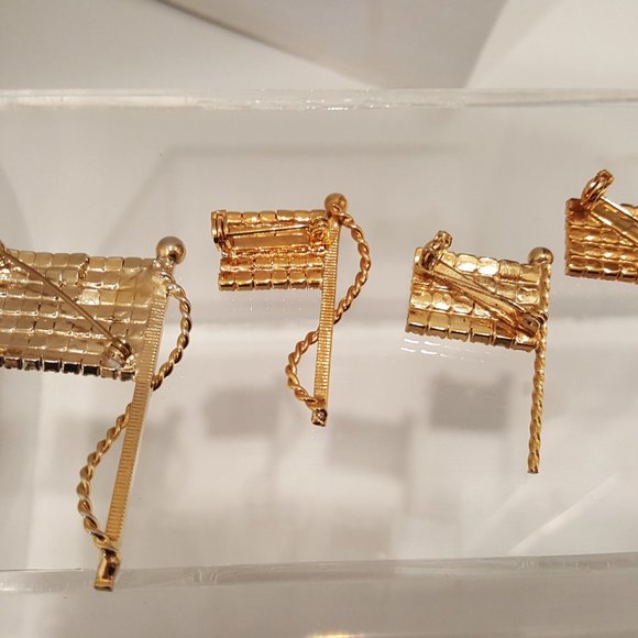 4 USA Flag Pins - Picture 4 of 5